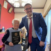 Cụ bà người Nhật được công nhận là thợ cắt tóc lớn tuổi nhất thế giới